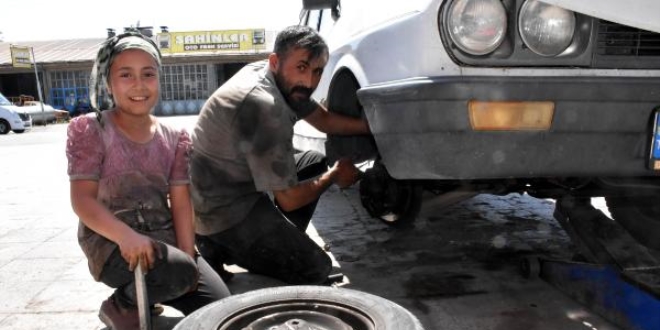 Oto tamircisi çırağı Tuana, çalışkanlığıyla örnek oluyor