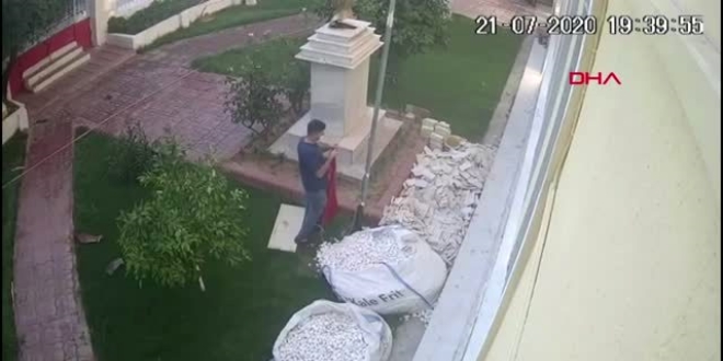 İlçe MEM bahçesinde yere düşen bayrağı vatandaş kaldırdı