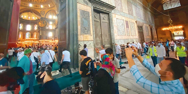 Ayasofya önündeki kalabalık gece gündüz hiç bitmiyor
