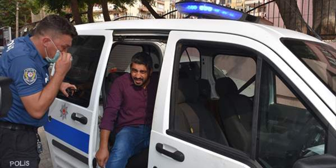 Görme engelli genci sınava polis ekipleri yetiştirdi