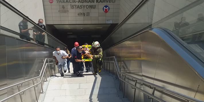 Çocuğun saçları metro istasyonunda yürüyen merdivene sıkıştı