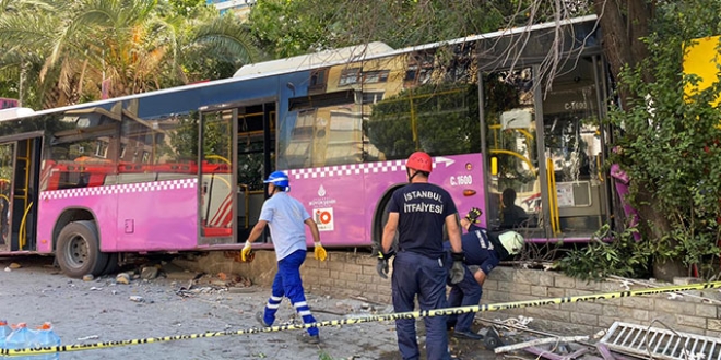 Kadıköy'de İETT otobüsü kaza yaptı: 5 yaralı