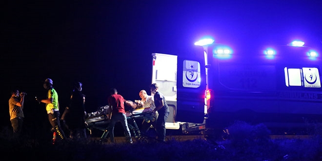 Sivas'ta hafif ticari araçla otomobil çarpıştı: 9 yaralı