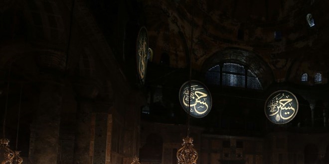 Ayasofya'da kalabalık azalmıyor