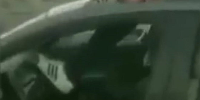 Direksiyonu ayağıyla kontrol eden sürücüye para cezası