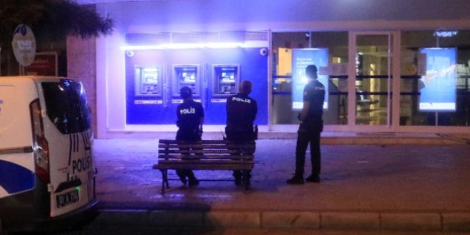ATM kartını yutunca yetkiliye ulaşmak için bankanın camını kırdı