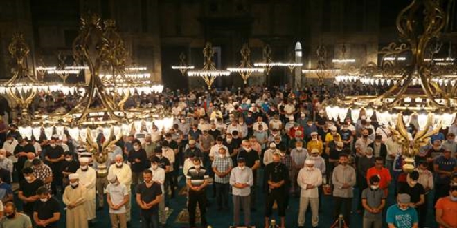 Ayasofya Camii'nde sabah namazına vatandaşlardan yoğun ilgi