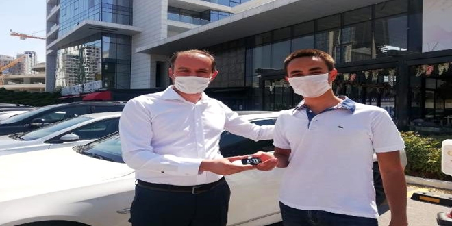 Türkiye birincisi öğrencisine otomobilini hediye etti