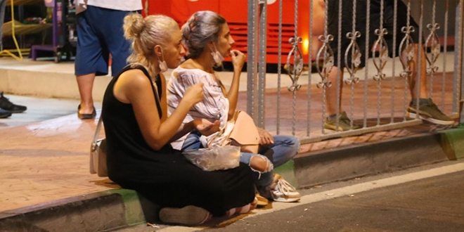 İntihar girişimini çekirdek çitleyerek seyrettiler!