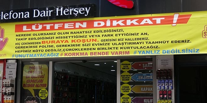 İş yerinin kapısına, kadınlar için 'Bize sığının' yazısı astılar