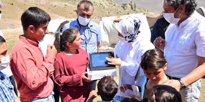 Bakan Selçuk yayladaki öğrencilere tablet bilgisayar hediye etti