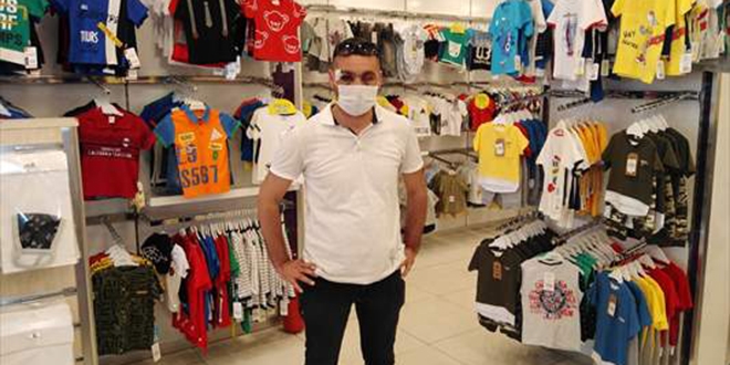 Maske uyarısında bulunan mağaza müdürünü darp etti