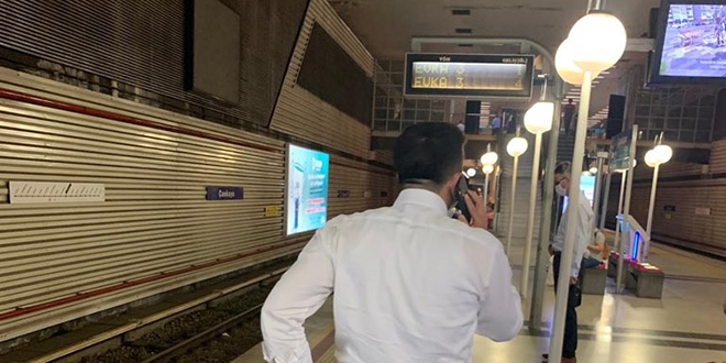 AK Parti Milletvekilinin metrodaki fotoğrafları gündem oldu