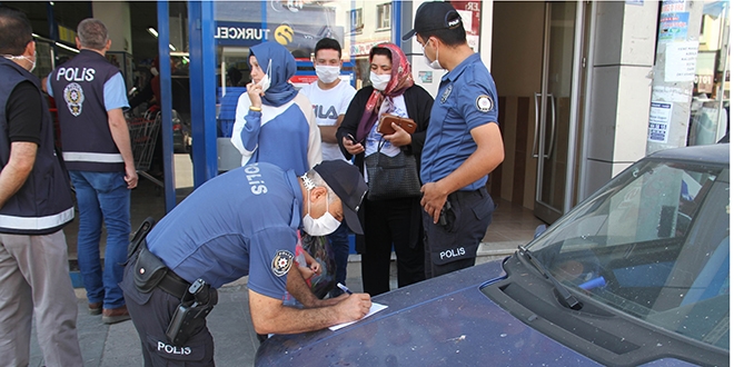 Polisi görünce taktıkları maske cezadan kurtaramadı
