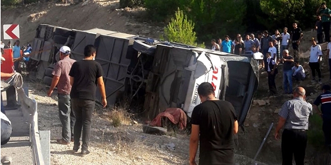 Otob�s kazas�nda yaralanan 12 askerin tedavileri s�r�yor