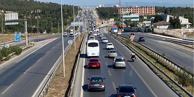 İstanbul çıkışında bayram öncesi trafik yoğunluğu başladı