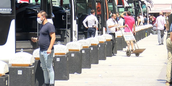 Otogarda arife sessizliği: 'Eskiden buralar tıklım tıklımdı'