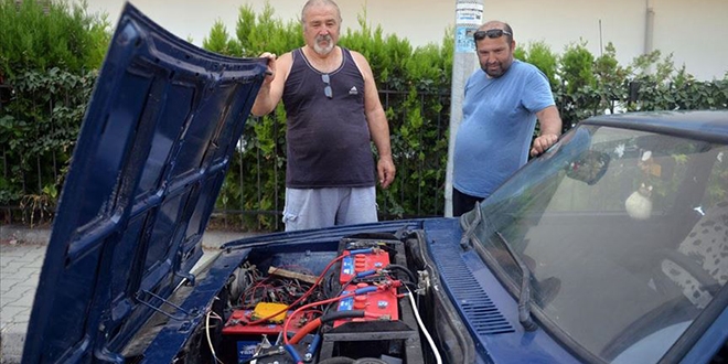 Baba- o�ul 27 ya��ndaki otomobili elektrikli araca d�n��t�rd�