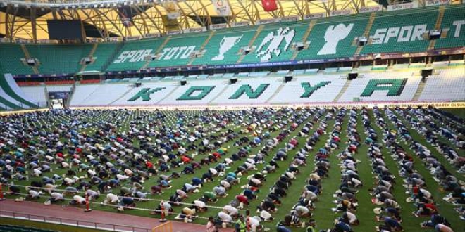 Konya'da bayram namazı stadyumda kılındı