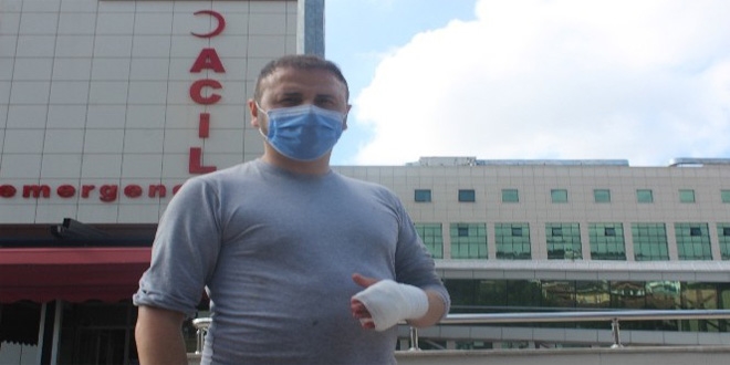 Elini sokan arıyı bıçaklamak isterken hastanelik oldu