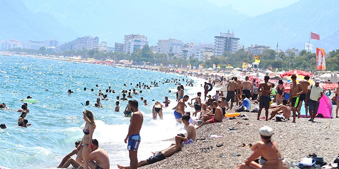 Termometreler 41 dereceyi gösterdi, sosyal mesafe ve maske unutuldu