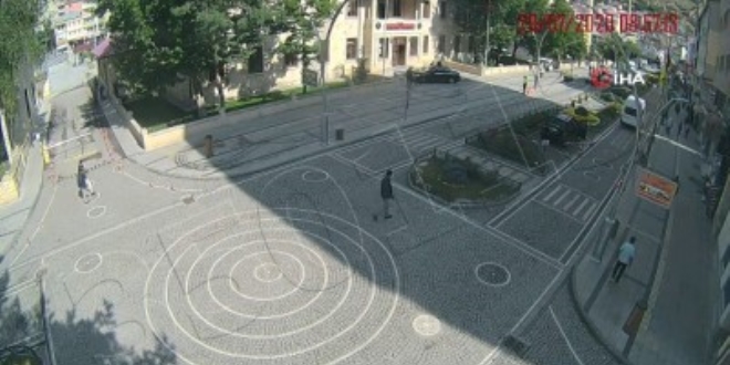 Aracı arıza yapınca sürücünün yardımına polis memuru yetişti
