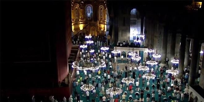 Ayasofya'da bayramın ikinci günü ziyaretçi yoğunluğu yaşanıyor