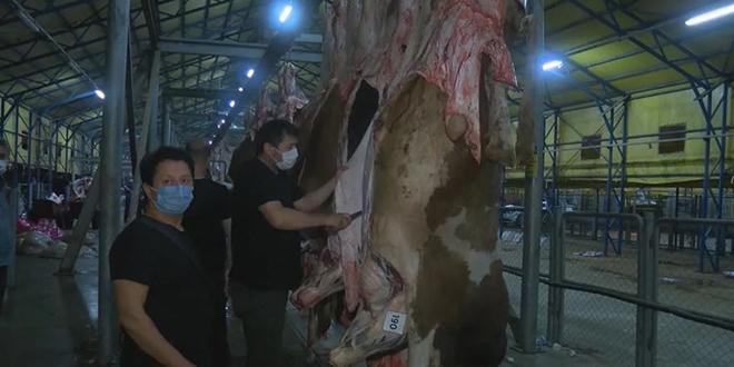 İstanbul'da kasaplar kaçtı, vatandaş kurbanını kendi kesti