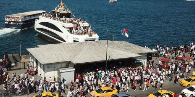 Eminönü'nde korkutan görüntü; sosyal mesafe hiçe sayıldı