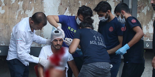 Taksim'de değnekçi terörü! Para vermeyince bıçaklandı