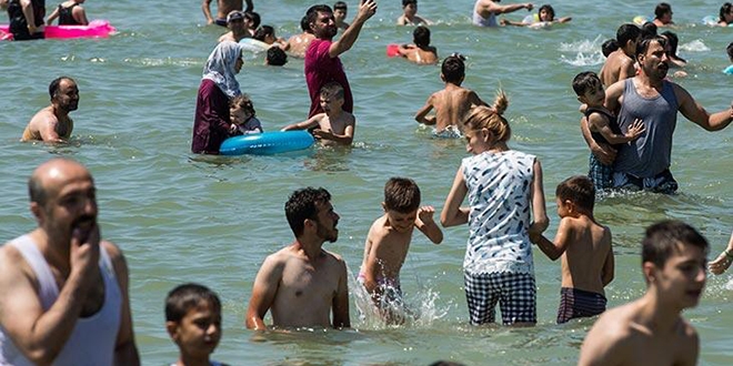 Fahrettin Koca uyard�... Menek�e Plaj�'nda �ok eden manzara