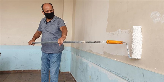 Fedakar öğretmenler duvarları boyadı sıraları tamir etti