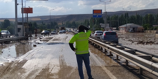 Sivas-Ankara kara yolunu sel bastı! Ulaşım aksıyor