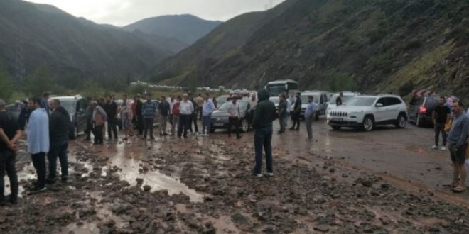 Erzurum - Artvin kara yolu heyelan nedeniyle kapand