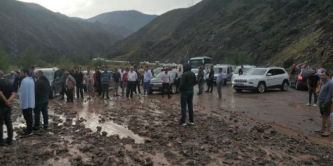Erzurum - Artvin kara yolu heyelan nedeniyle kapandı