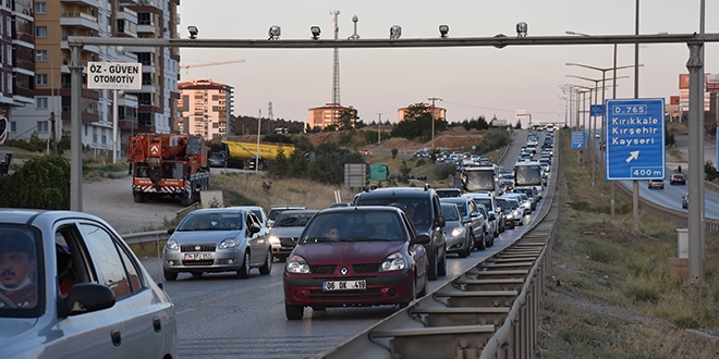 'Kilit kavşak' Kırıkkale'de uzun araç kuyruğu oluştu