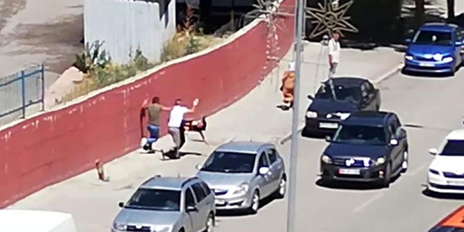 Cadde ortasında annesini döven gence, tekme tokat dayak attılar