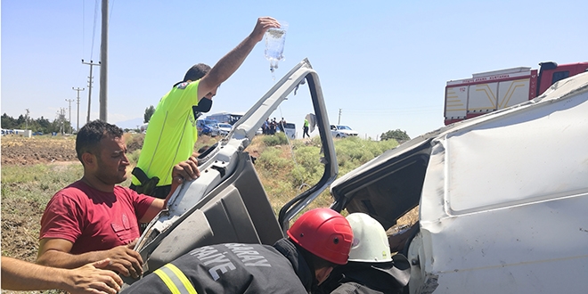 Sıkışmalı kazada polis memuru da sağlık ekiplerine destek oldu
