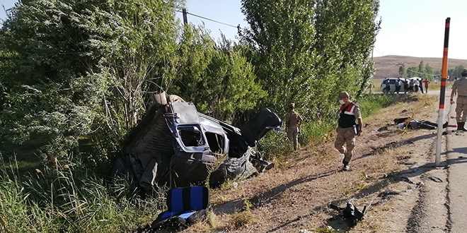 Kamyonet metrelerce takla attı: 2 ölü, 5 yaralı