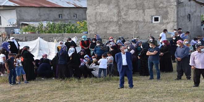 Hakkari'deki trafik kazasında yaşamını yitiren 2 kişinin cenazesi defnedildi