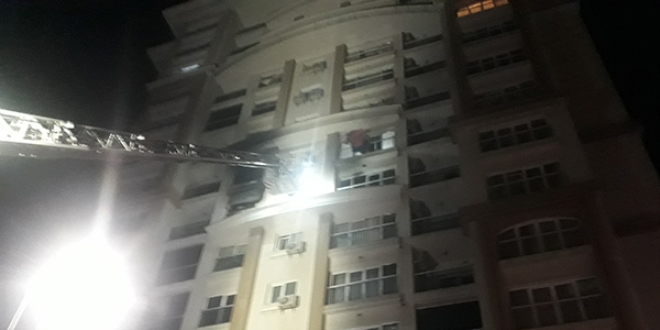 Ba�ak�ehir'de 15 katl� binada korkutan yang�n