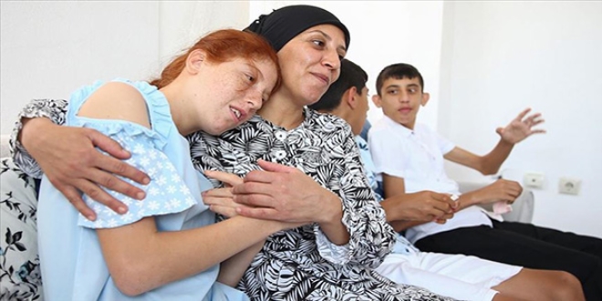 Fedakar anne 'kanats�z meleklerinin' �zerine titriyor