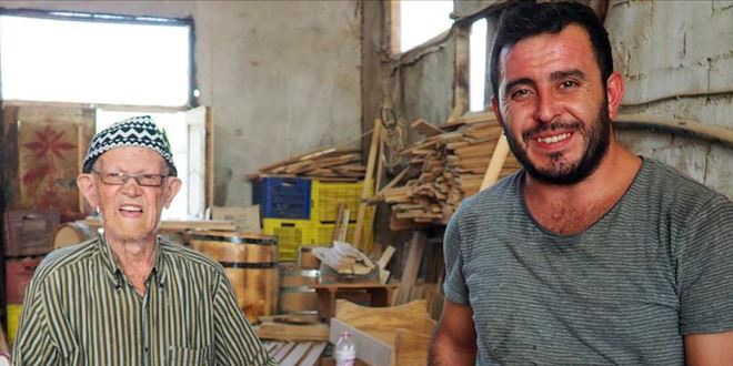 El verdi�i torunuyla ailesinin as�rl�k f���c�l�k mesle�ini s�rd�r�yor