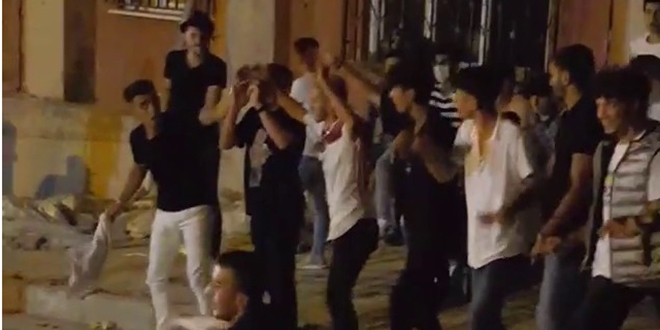 Asker u�urlamada koronaya ald�r�� etmeden halay �ektiler