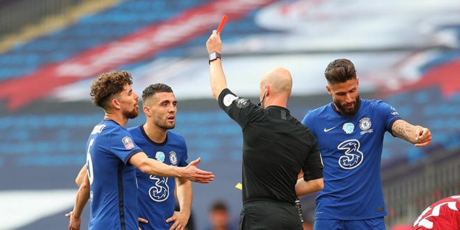 Futbolda 'virüs' önlemi: Kasıtlı öksüren futbolcuya kırmızı kart