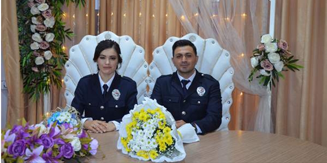 Polis çift, nikah masasına üniformayla oturdu