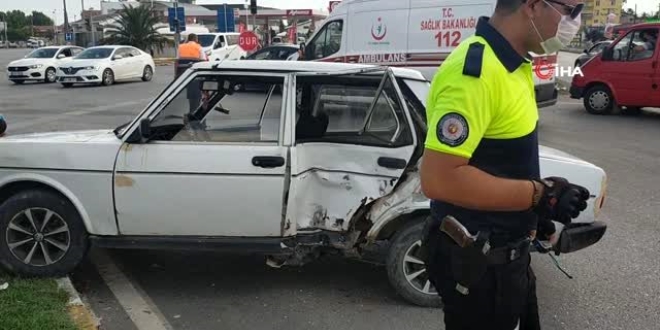 Motosikletli trafik polisi ile otomobil çarpıştı: 4 yaralı