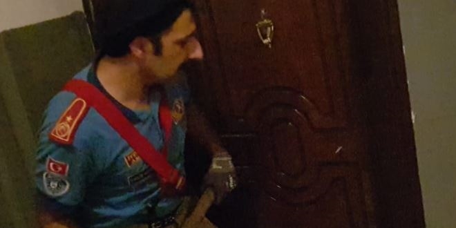 İntihar edeceğini söyledi polis ve itfaiye alarma geçip kapıyı kırdı