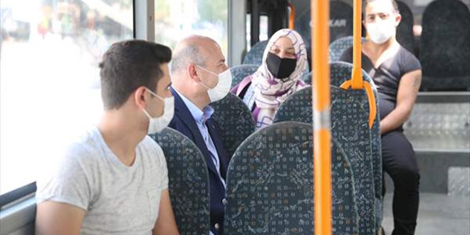 İçişleri Bakanı Soylu, halk otobüsüne bindi