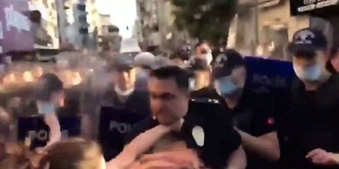 Kadınlar, izinsiz yürüyüşte polis müdürünü darp etti